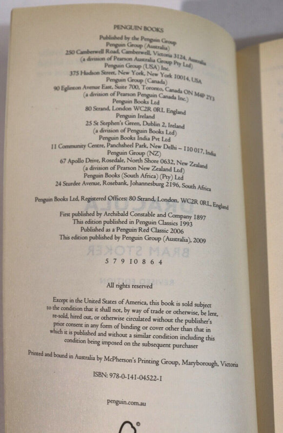 2009 Dracula by Bram Stoker Penguin Books Classic Fiction Paperback Book