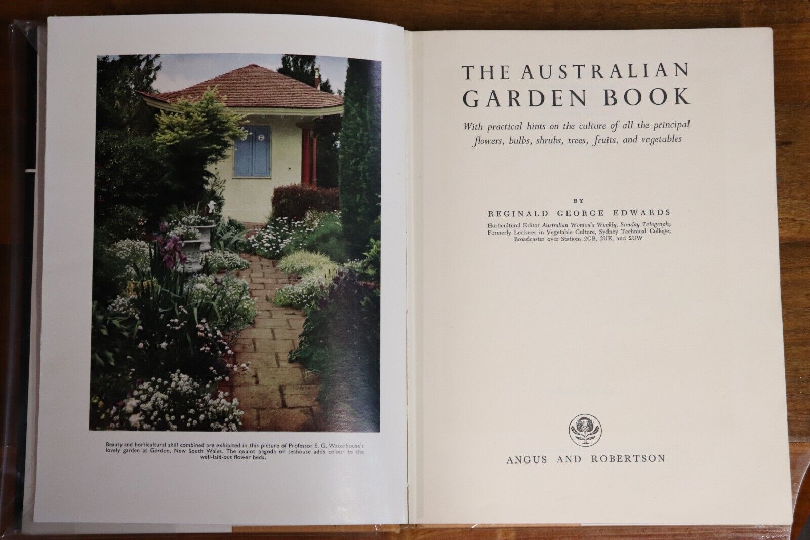 1958 The Australian Garden Book by RG Edwards Gardening Reference Book